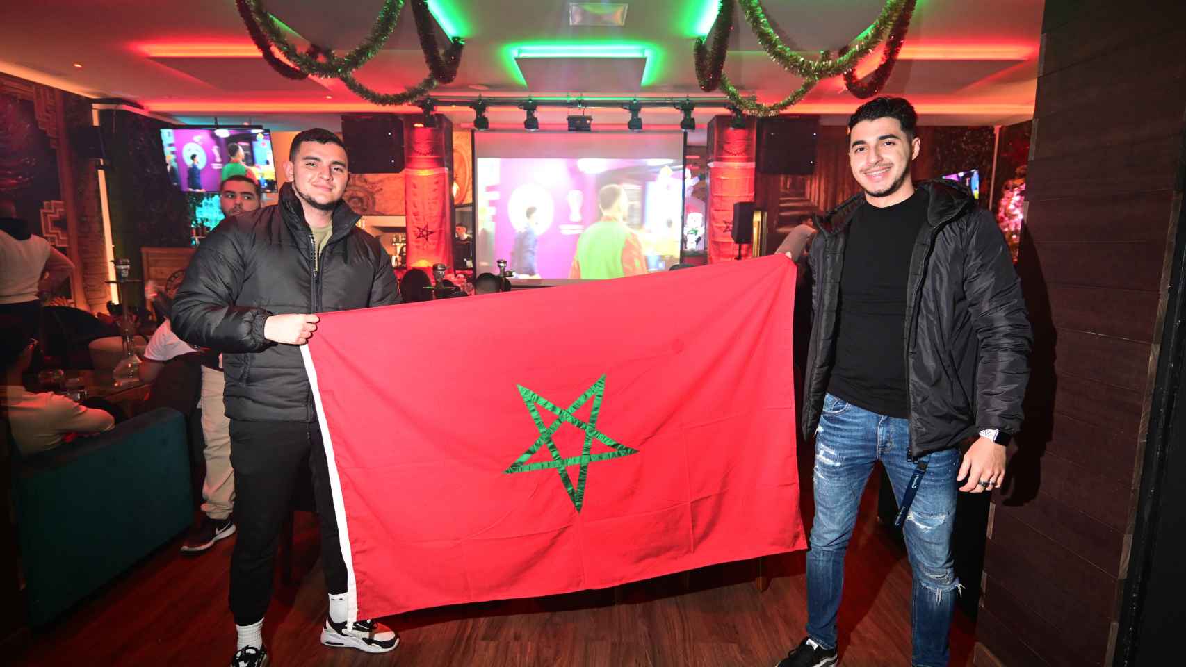 Hassan y Mohamed, en el pub Amazonas para ver el partido Marruecos-Francia.