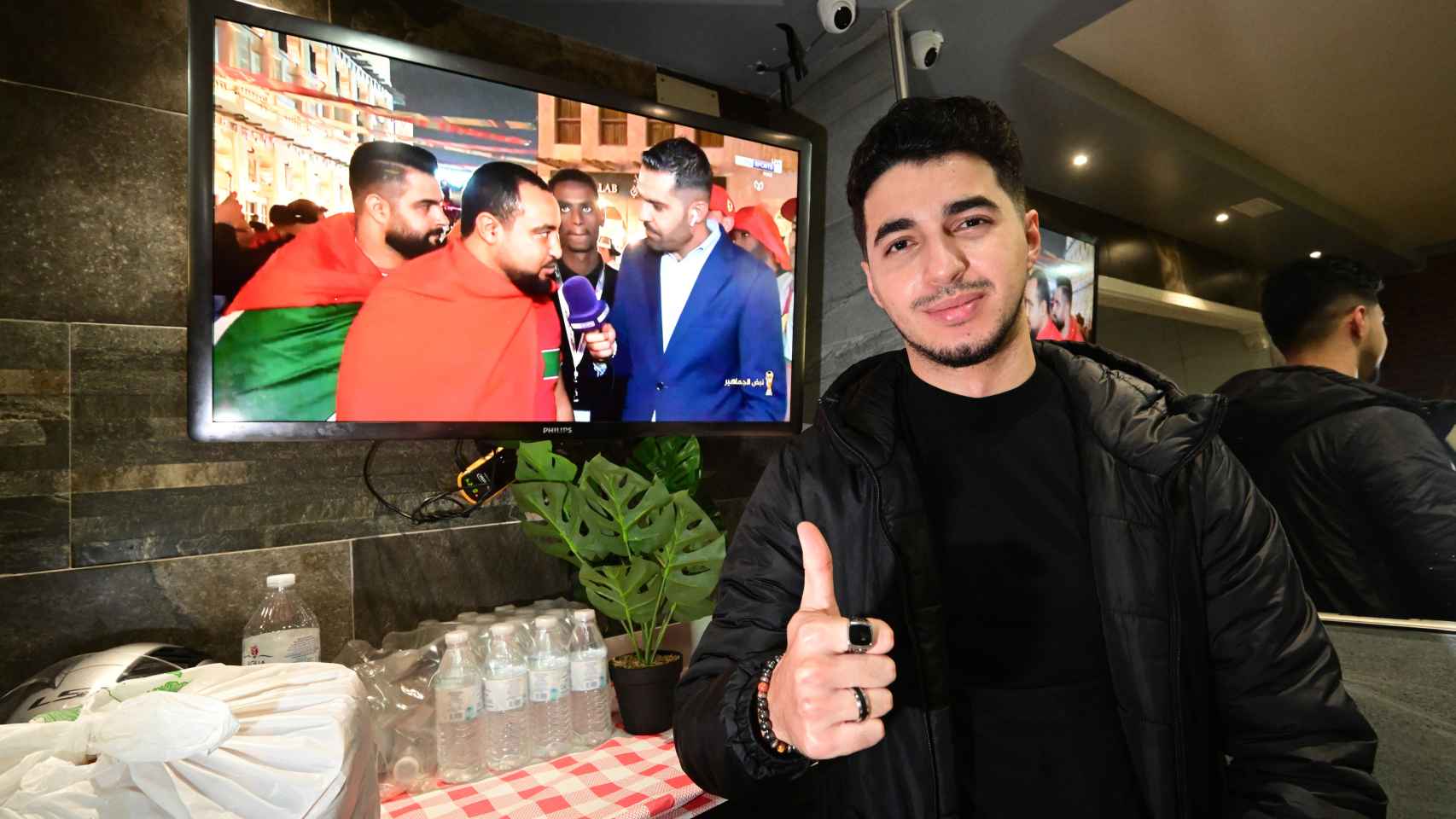 Hassan, frente al televisor del restaurante marroquí 'La Flauta Mágica'.