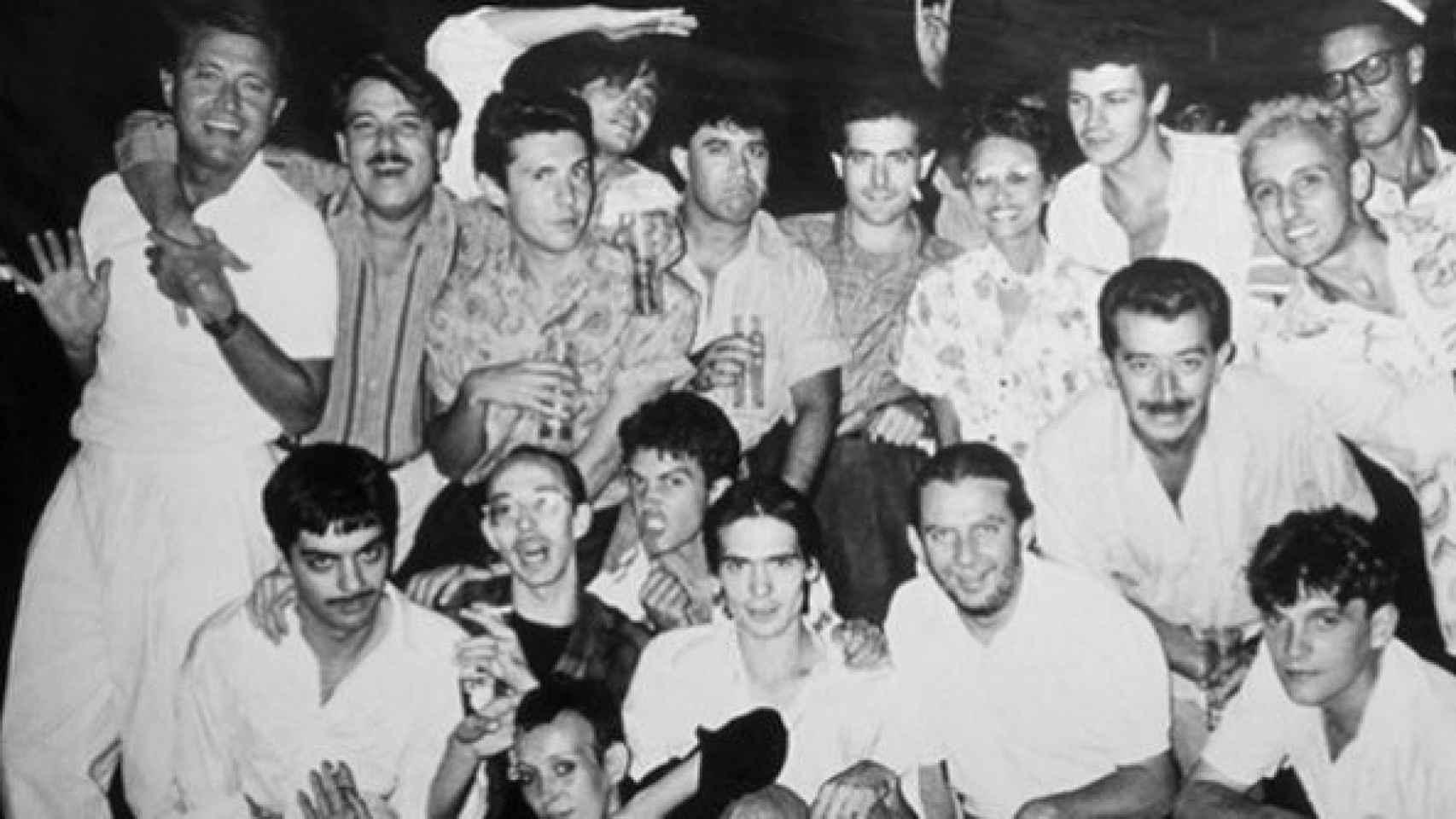 Retrato de un grupo de amigos de Pablo Pérez-Mínguez en una terraza de Recoletos en 1984. Fondo Pablo Pérez-Mínguez. Archivo Regional de la Comunidad de Madrid. © Pablo Pérez-Mínguez. VEGAP, Madrid, 2022