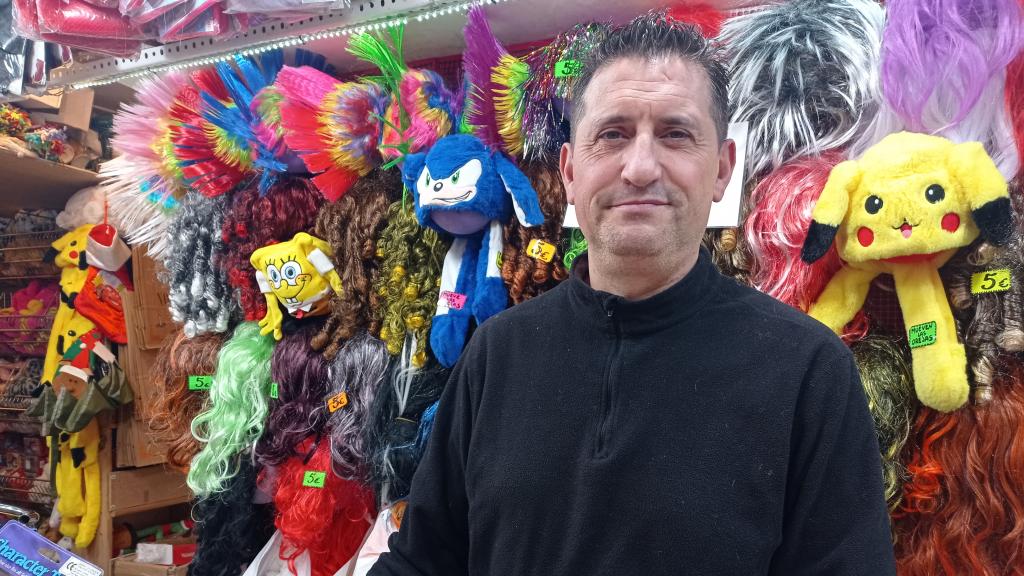 Óscar García, en su puesto del mercadillo navideño de la Plaza Mayor de Madrid.