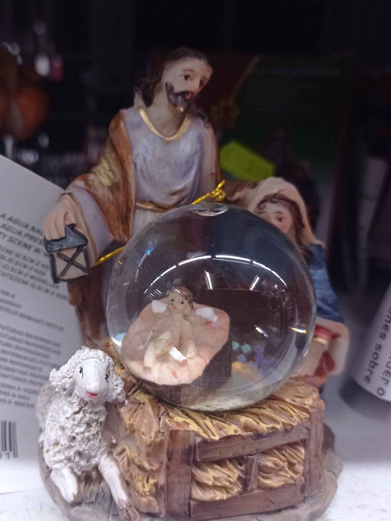 Un misterio compuesto por José, María, una oveja y el niño incrustado dentro de una bola de cristal.