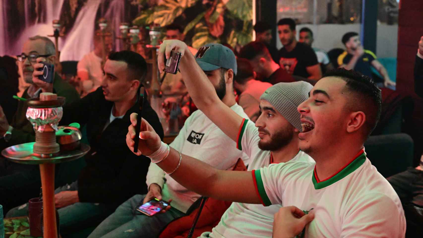 Varios jóvenes  jalean a Marruecos durante el partido.