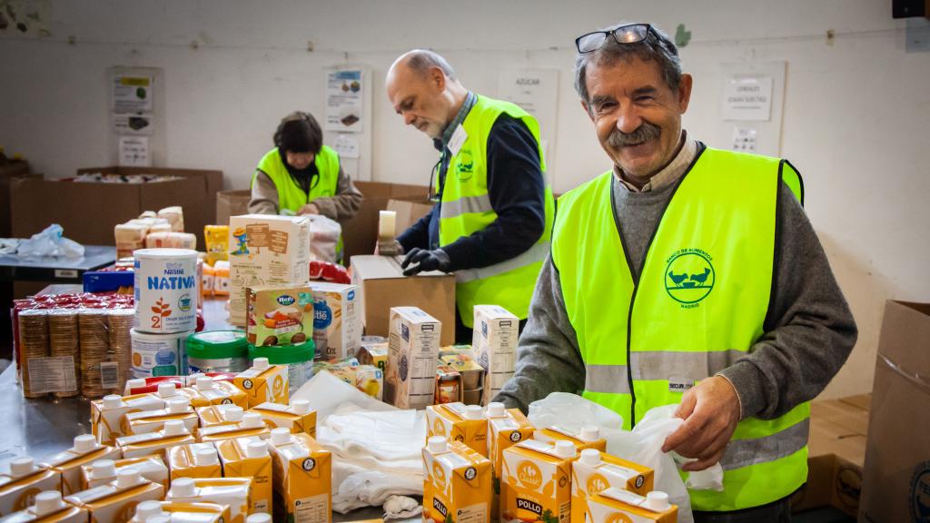 Antonio posando en el área de clasificación del Banco de Alimentos