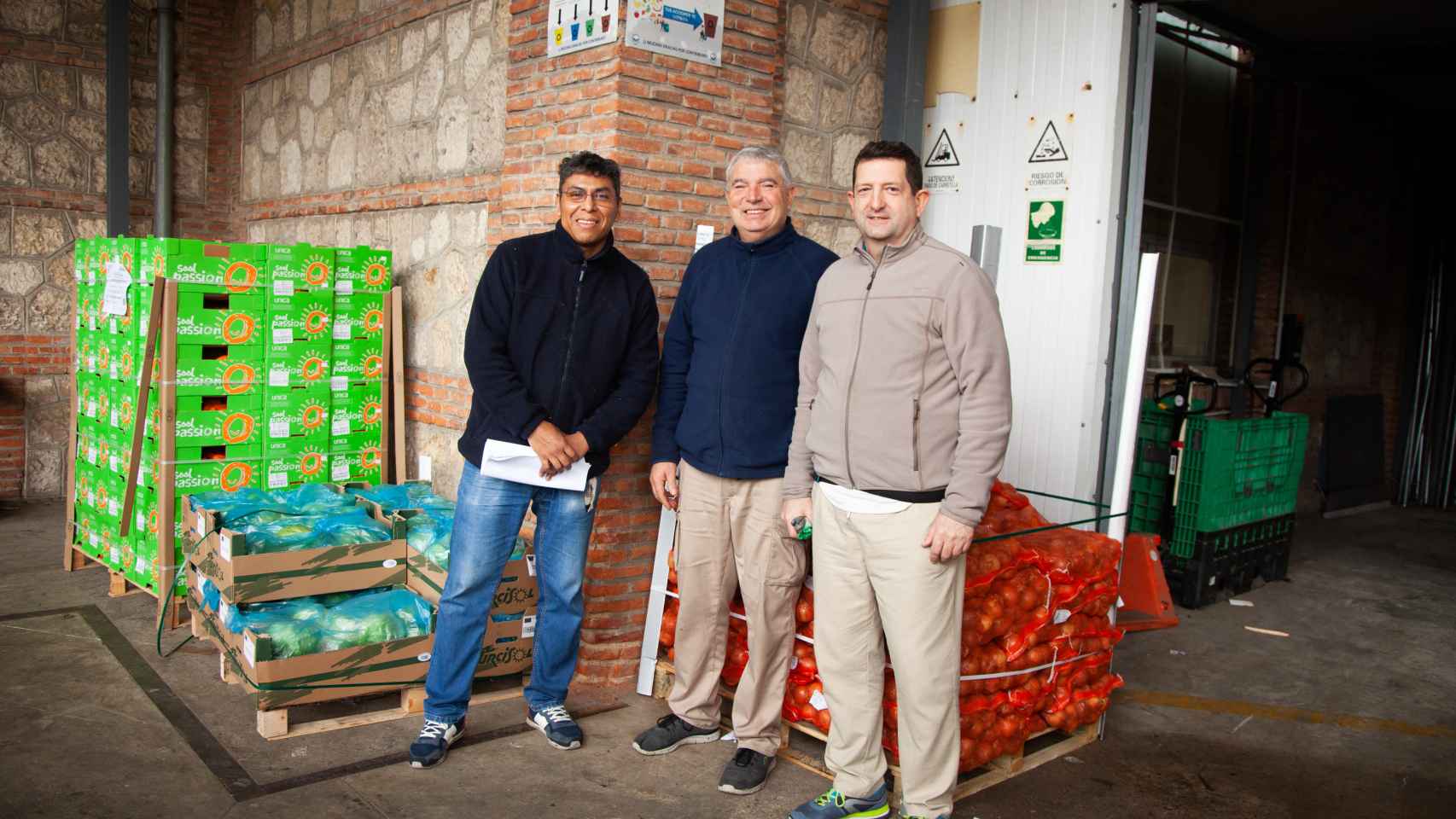 Ciro (izquierda), Pedro (centro) y Javier (derecha) en el Banco de Alimentos de Madrid