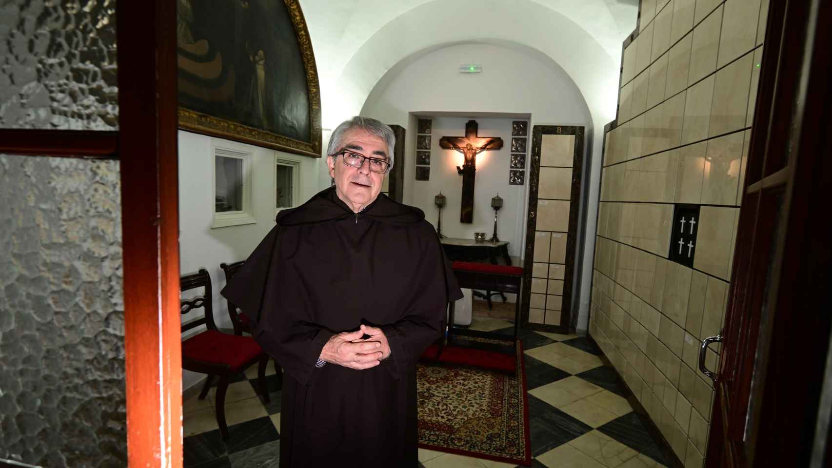 El padre Alejandro, en el columbario de la basílica, bajo en camarín de la Virgen del Carmen.