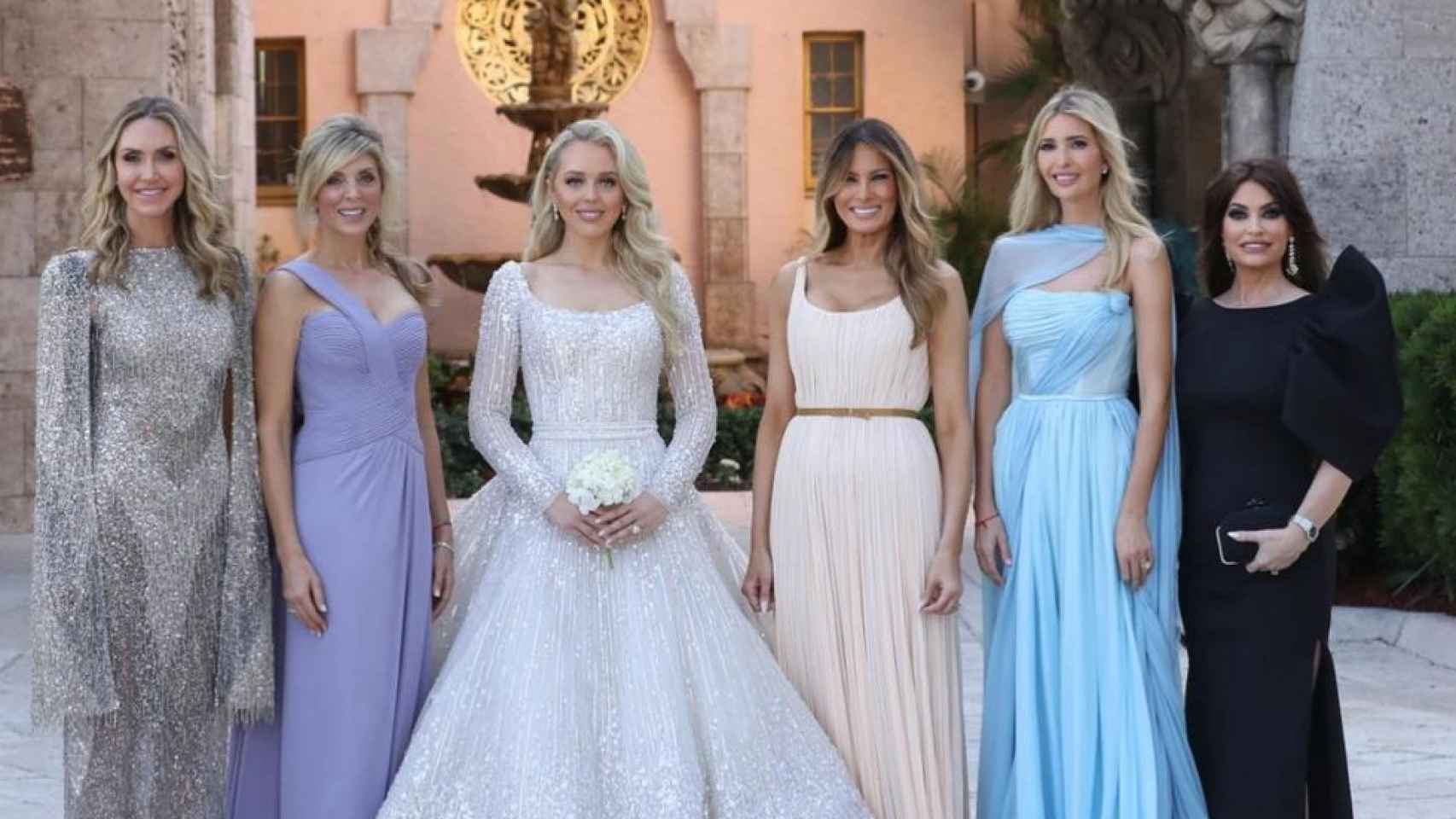 Tiffany Trump acompañada en la imagen por sus damas de honor y la mujer de su padre, Melania Trump.