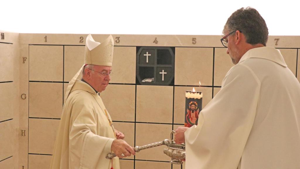 El obispo de Mallorca, bendiciendo el columbario de instalado en la Catedral.