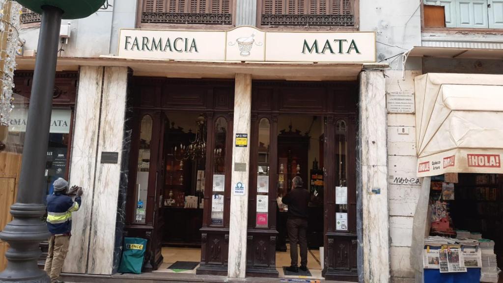 Entrada principal de la farmacia Mata.