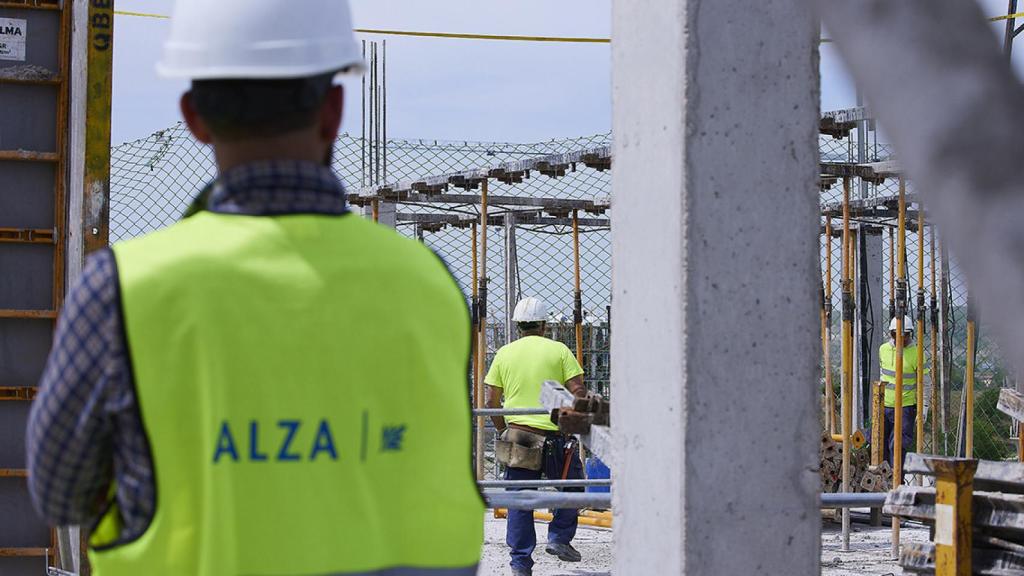 Imagen de archivo de un grupo de obreros en una construcción.