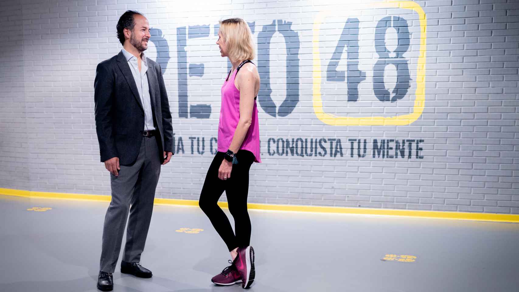 Sara Álvarez y Jorge Facha, CEOs y fundadores de Reto 48, hablando.