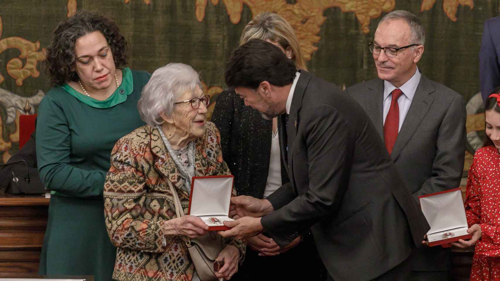 La centenaria Carmen Nicolás recoge la medalla al pueblo.