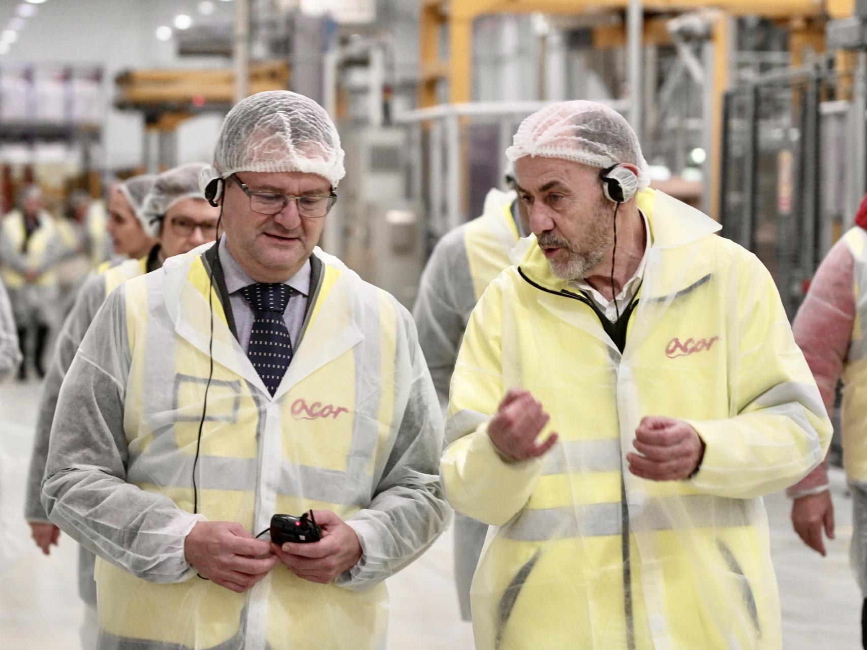 El consejero de Agricultura, Gerardo Dueñas, durante su visita a la planta de Acor en la localidad vallisoletana de Olmedo, este viernes.