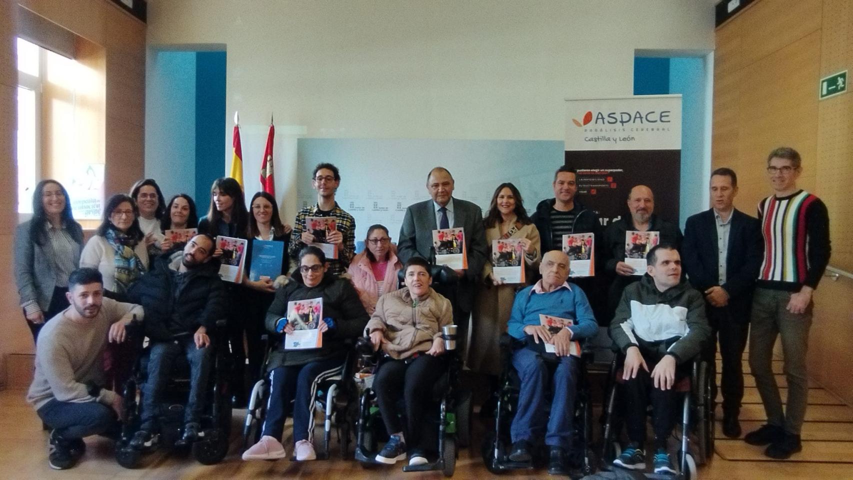 Foto de la familia tras la presentación del estudio