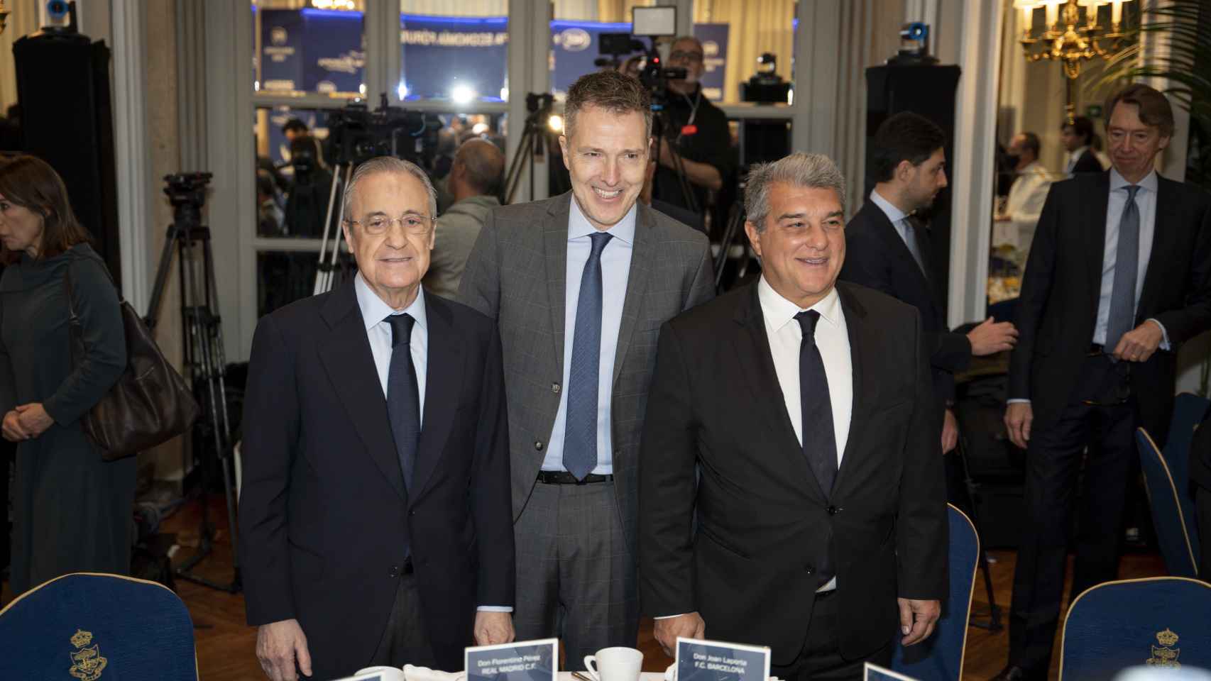 Florentino Pérez, presidente del Real Madrid, Bernd Reichart, CEO de A22 Sports Management, y Joan Laporta, presidente del FC Barcelona, en el acto organizado por Nueva Economía Fórum sobre la Superliga europea de fútbol
