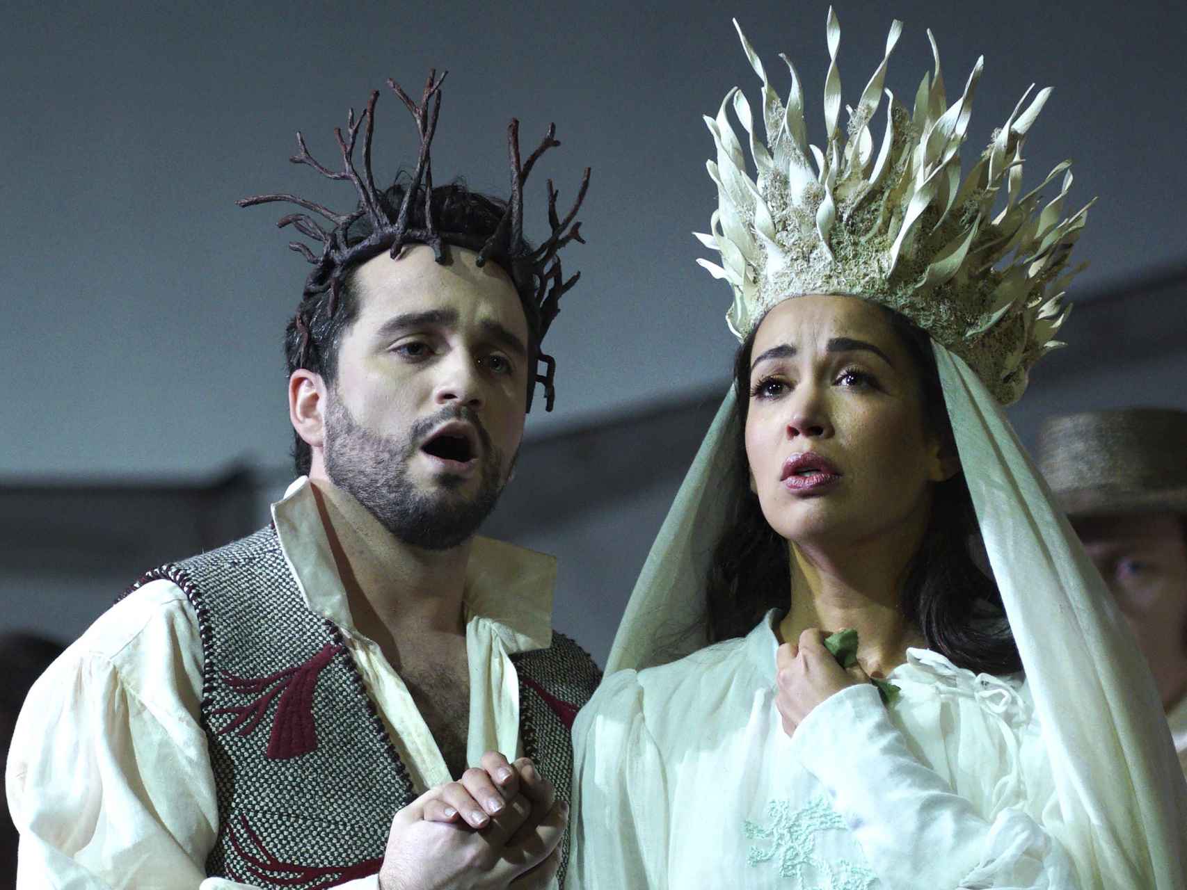 La soprano Nadine Sierra (Amina) y Xabier Anduaga (Elvino) en la representación de 'La Sonnanbula', de Vincenzo Bellini.