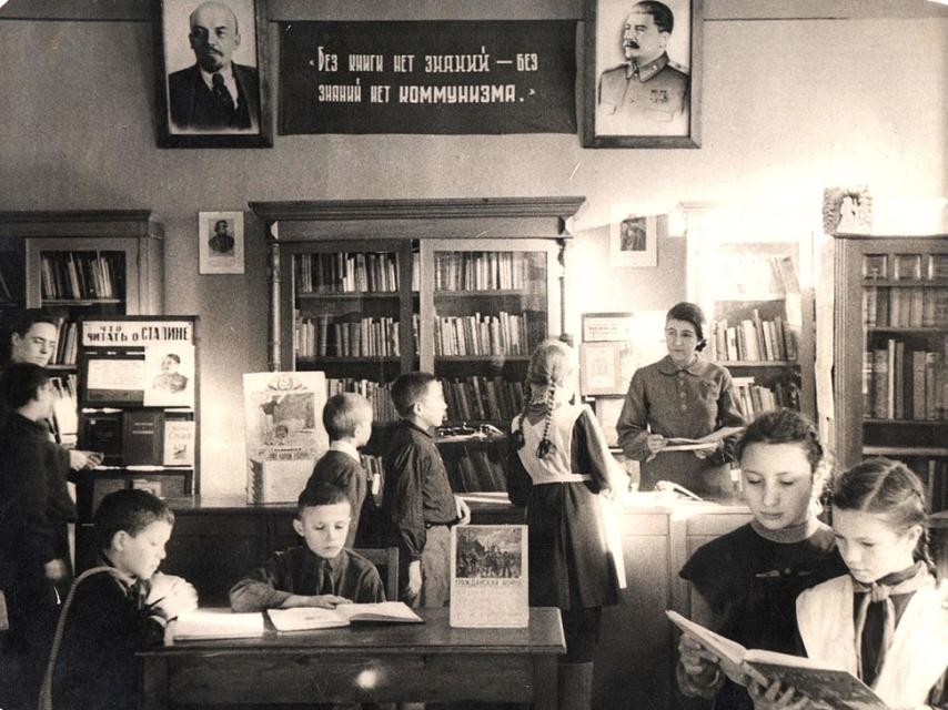 Una escuela en 1938, presidida por retratos de Lenin y Stalin. / Wikimedia Commons