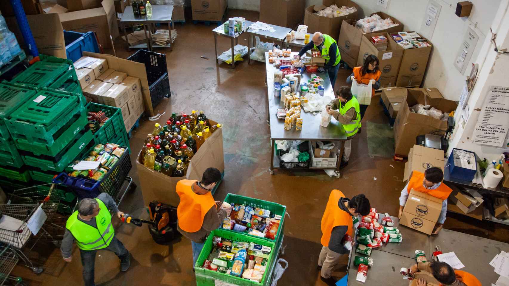 Voluntarios clasificando los paquetes en el Banco de Alimentos