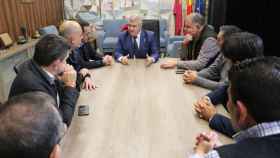 El delegado del Gobierno y secretario general del PSOE en Murcia, José Vélez, este viernes, en una reunión que ha mantenido con los regantes del Scrats y organizaciones agrarias en defensa del Trasvase Tajo - Segura.