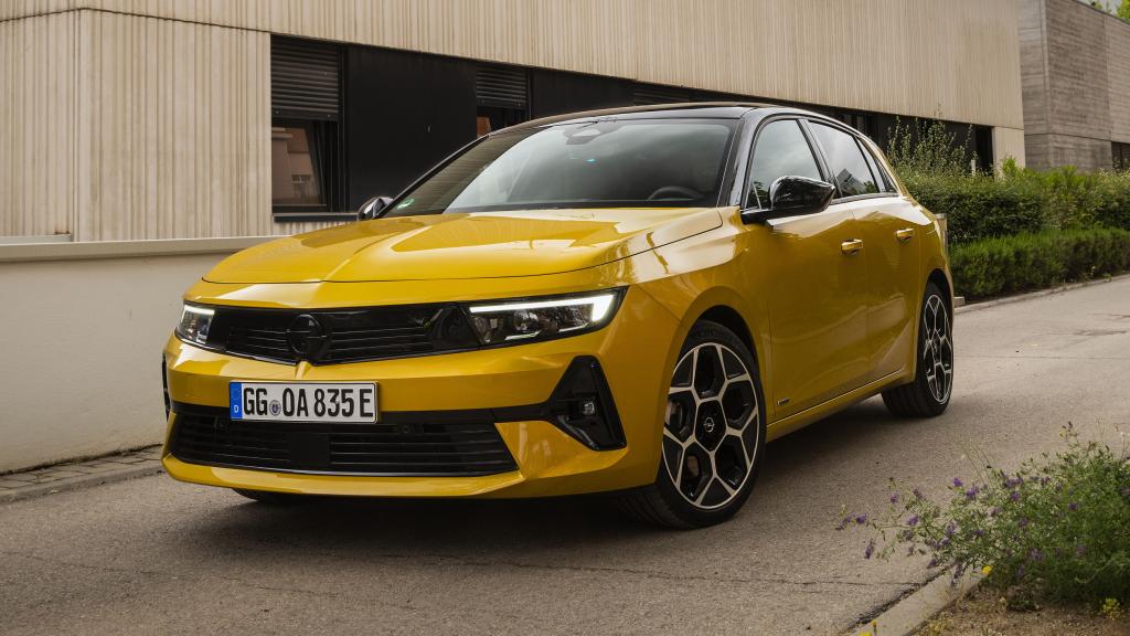 El Opel Astra ha incluido a la gama una versión híbrida.