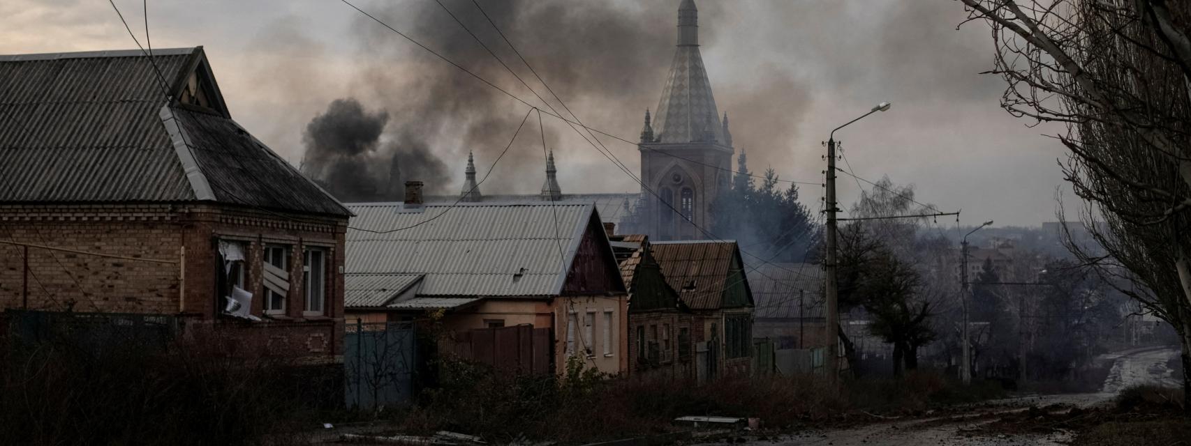 Casas residenciales dañadas por un ataque militar ruso en Bakhmut.