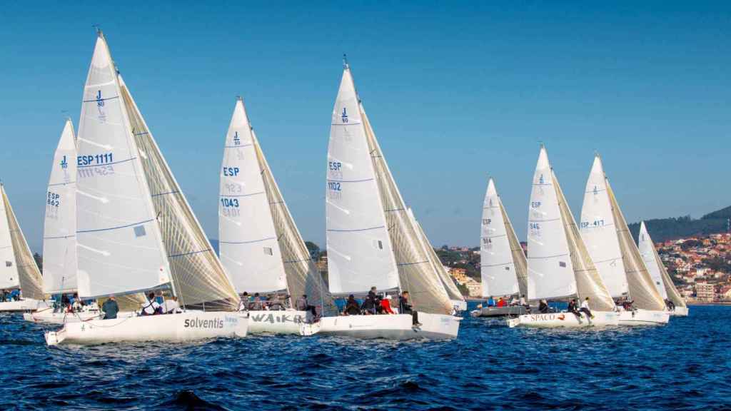 Los monotipos j80 en las aguas de Baiona.