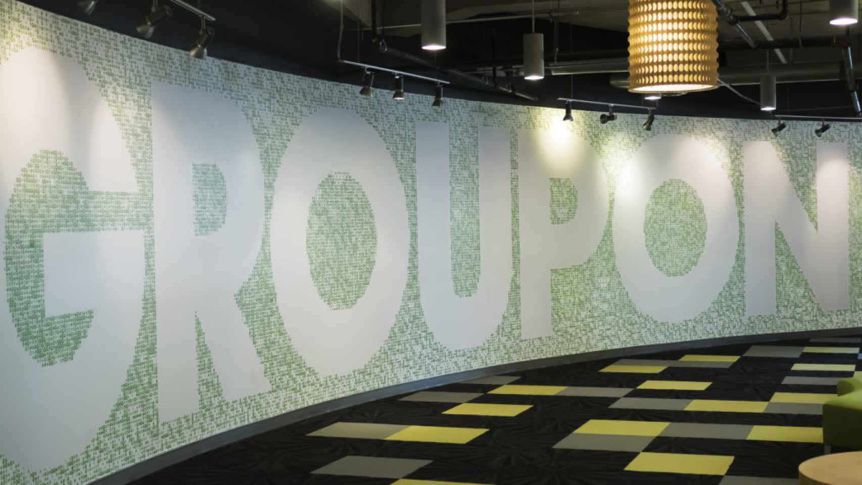 Pared con el logo de Groupon en una de las oficinas de la compañía.