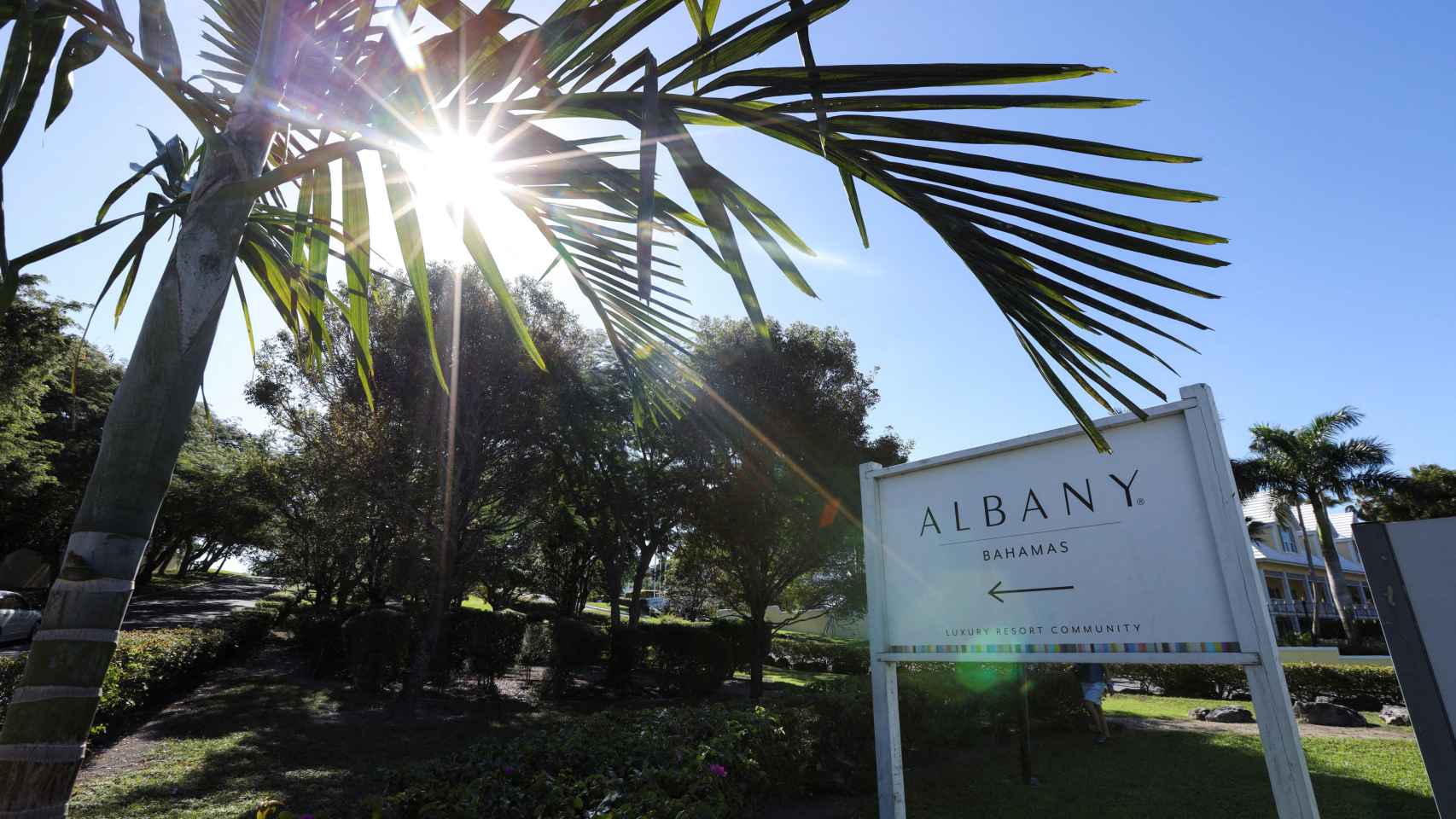 Cartel de la comunidad de lujo Albany, donde vivía el fundador de FTX, Sam Bankman-Fried, en Nassau (Bahamas).