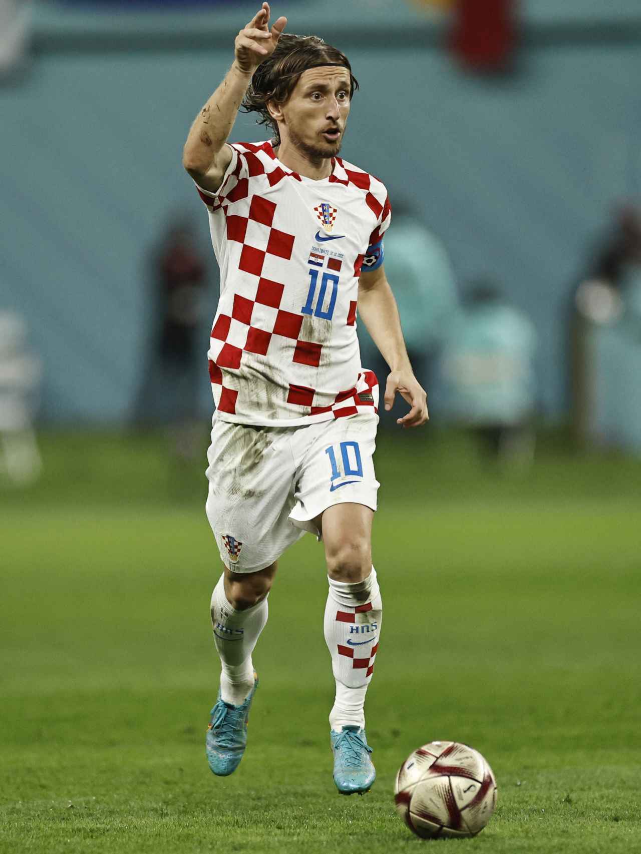 Luka Modric conduce el balón.
