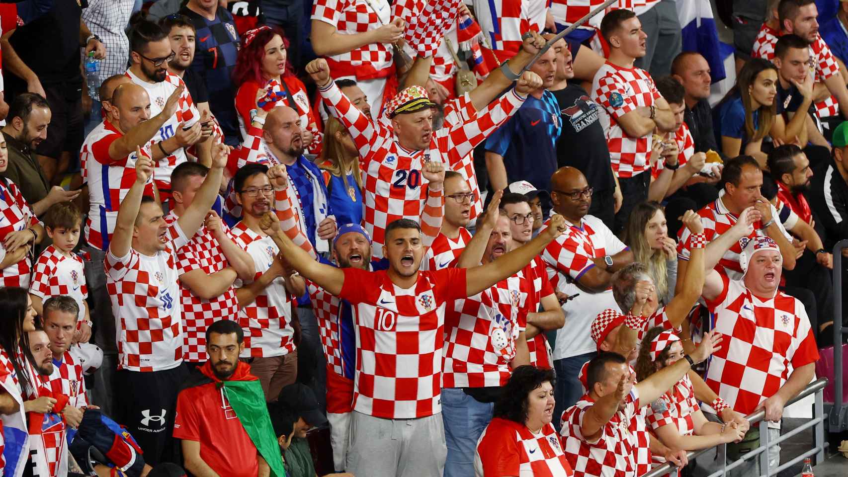 Aficionados croatas, en el Khalifa International Stadium.