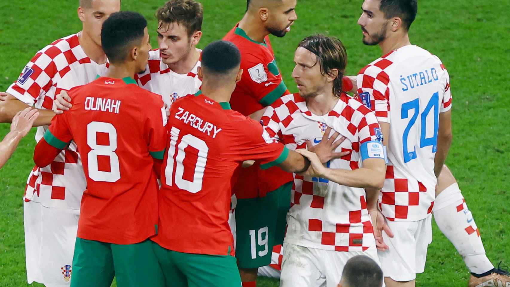 Un momento de tensión entre los jugadores de Croacia y de Marruecos.