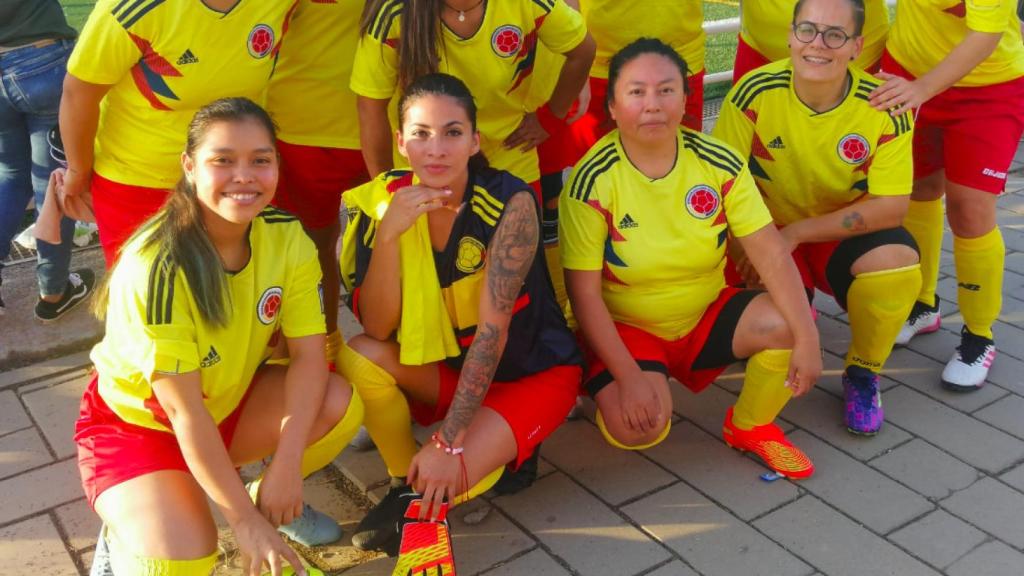 Yaqueline junto a sus compañeras de equipo