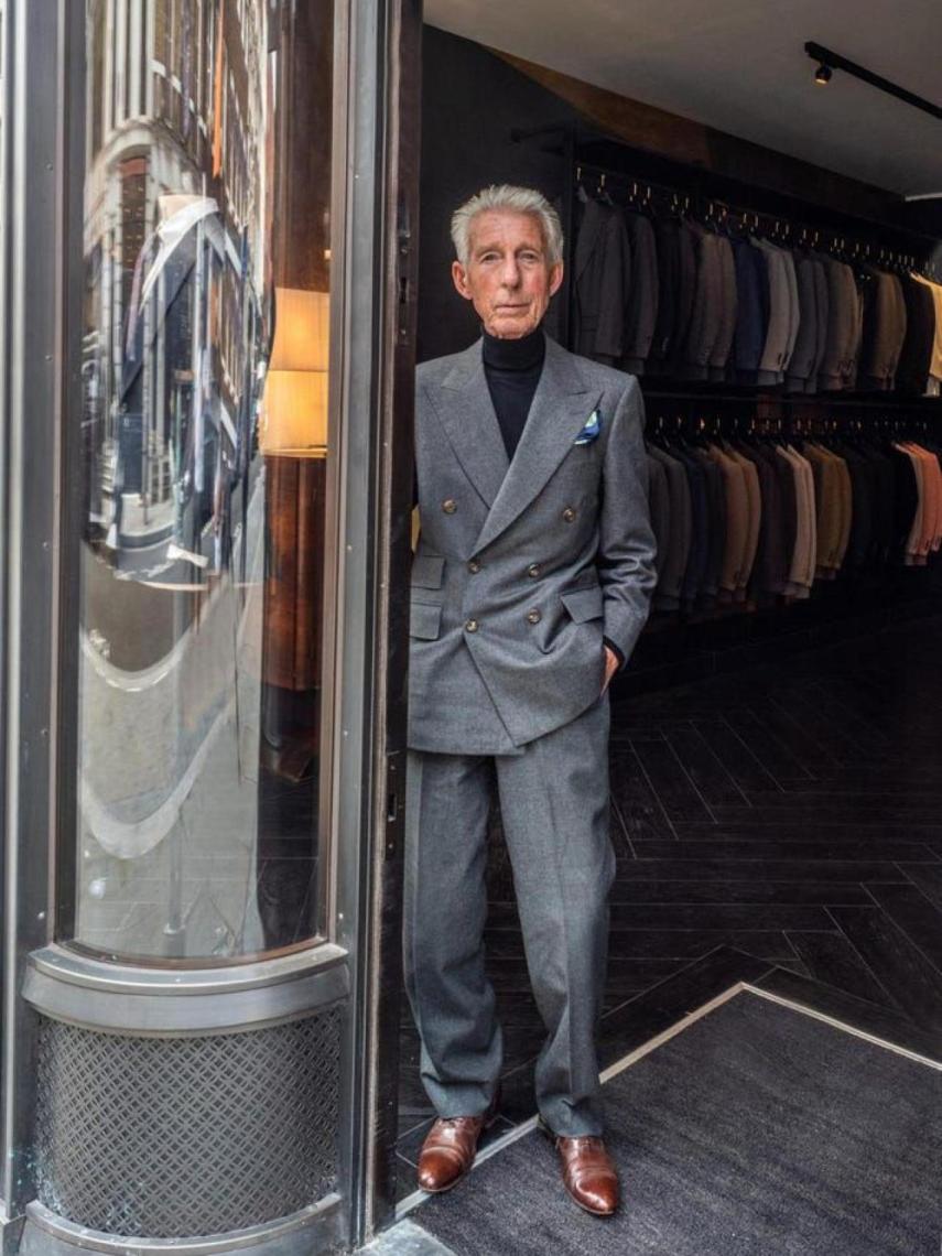 Edward Sexton, a sus 80, abre tienda nueva.