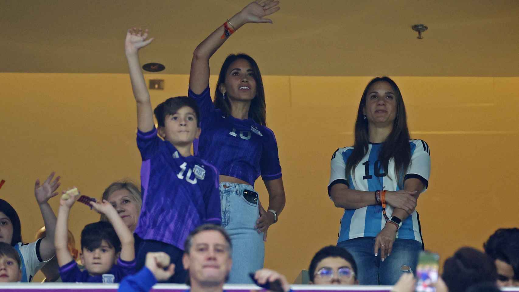 La familia de Leo Messi animando desde los palcos del Qatar.