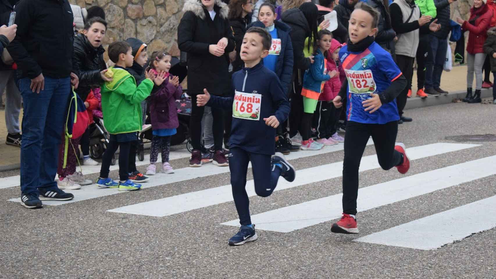 Dos de los niños que han participado en la carrera