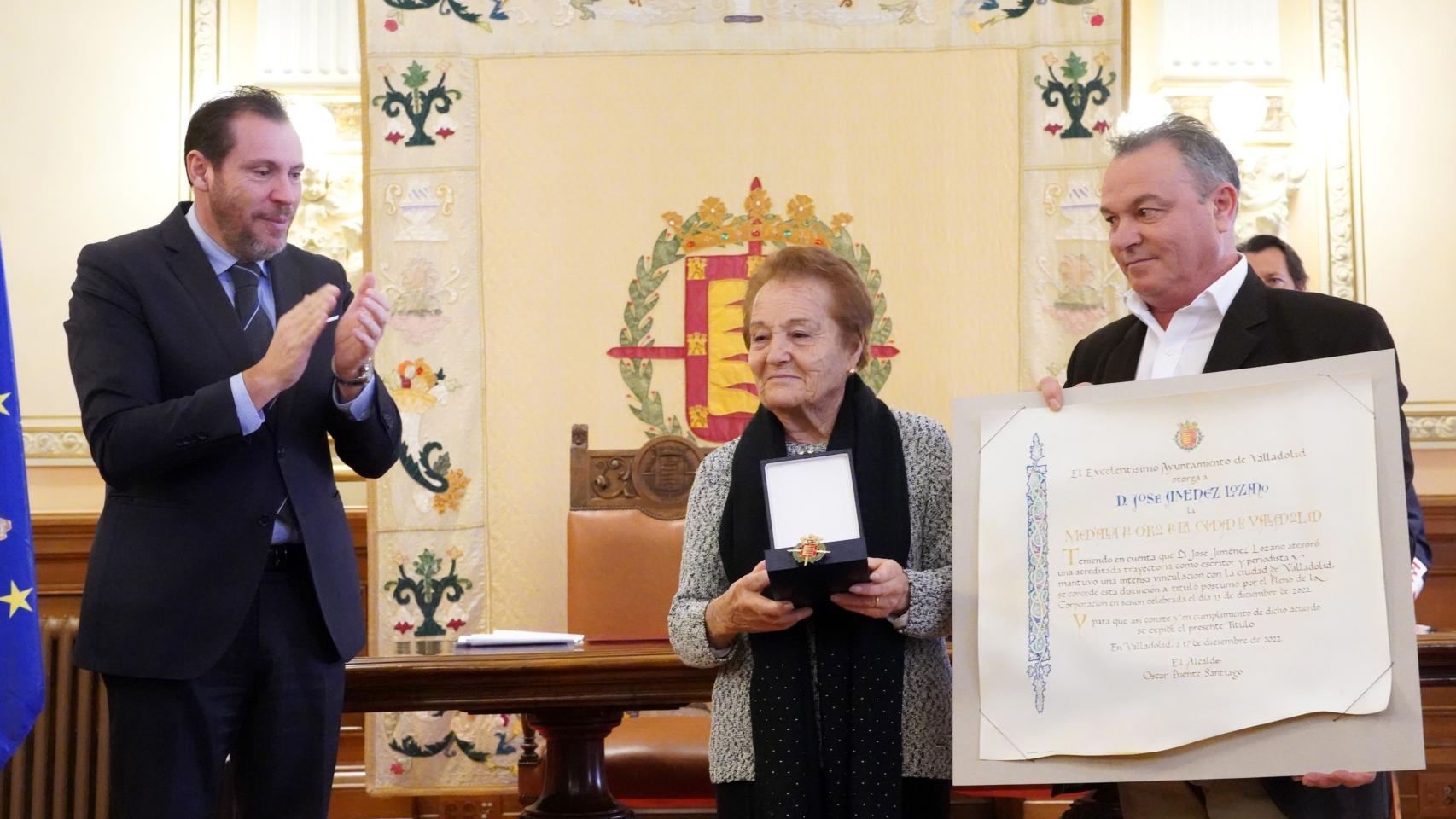 La viuda de José Jiménez Lozano, Dora, recoge la Medalla de Oro de Valladolid junto a su hijo Ángel y el alcalde de Valladolid Óscar Puente