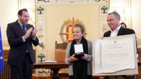 La viuda de José Jiménez Lozano, Dora, recoge la Medalla de Oro de Valladolid junto a su hijo Ángel y el alcalde de Valladolid Óscar Puente