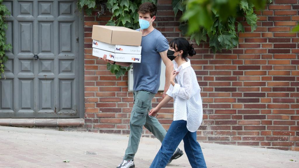 Aitana y Miguel durante la mudanza, en mayo de 2021.