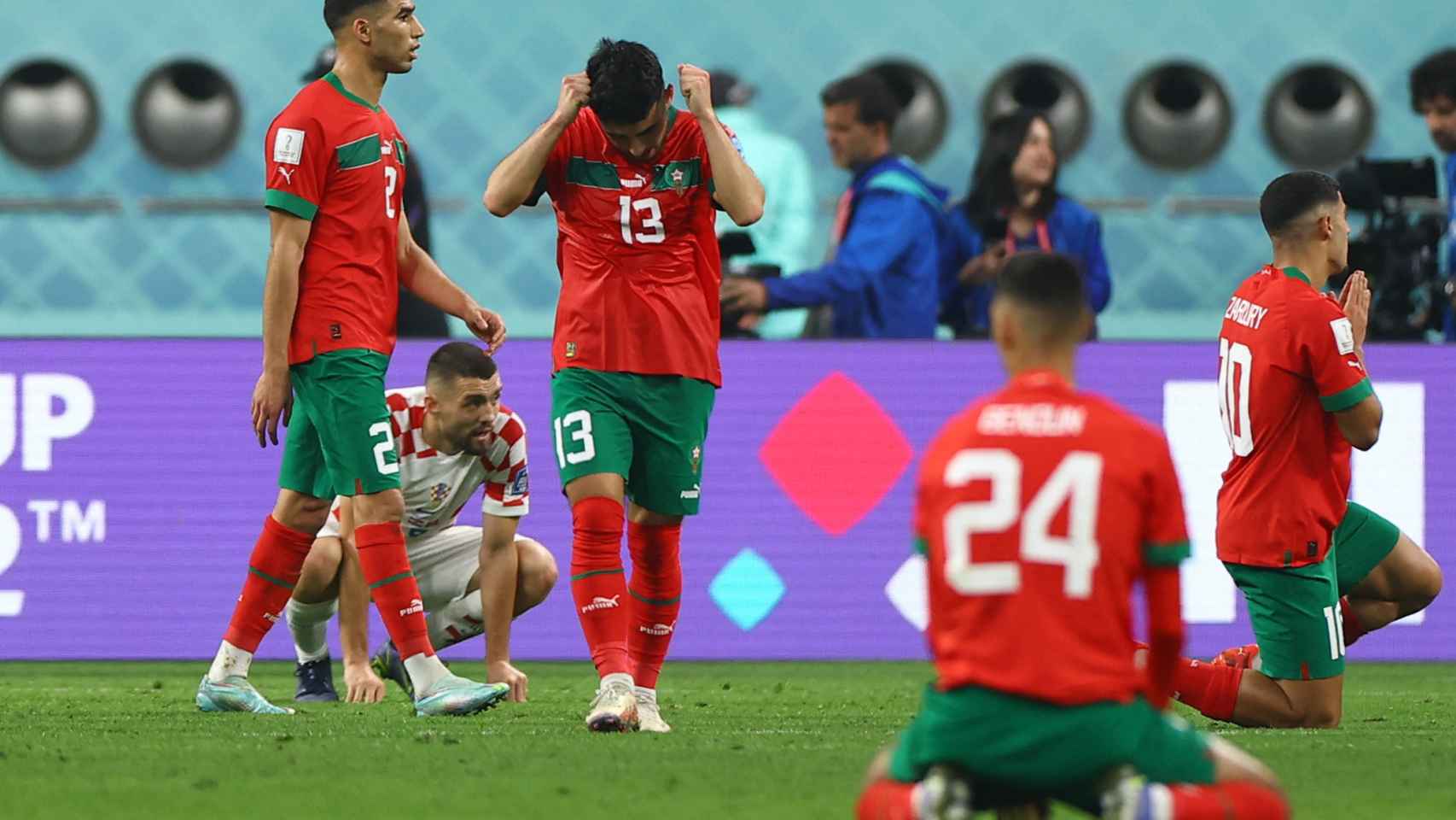 Los jugadores de Marruecos se lamentan de la derrota.