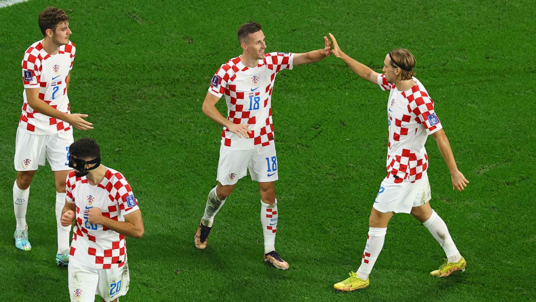 Los futbolistas de Croacia arropan a Orsic tras su gol.