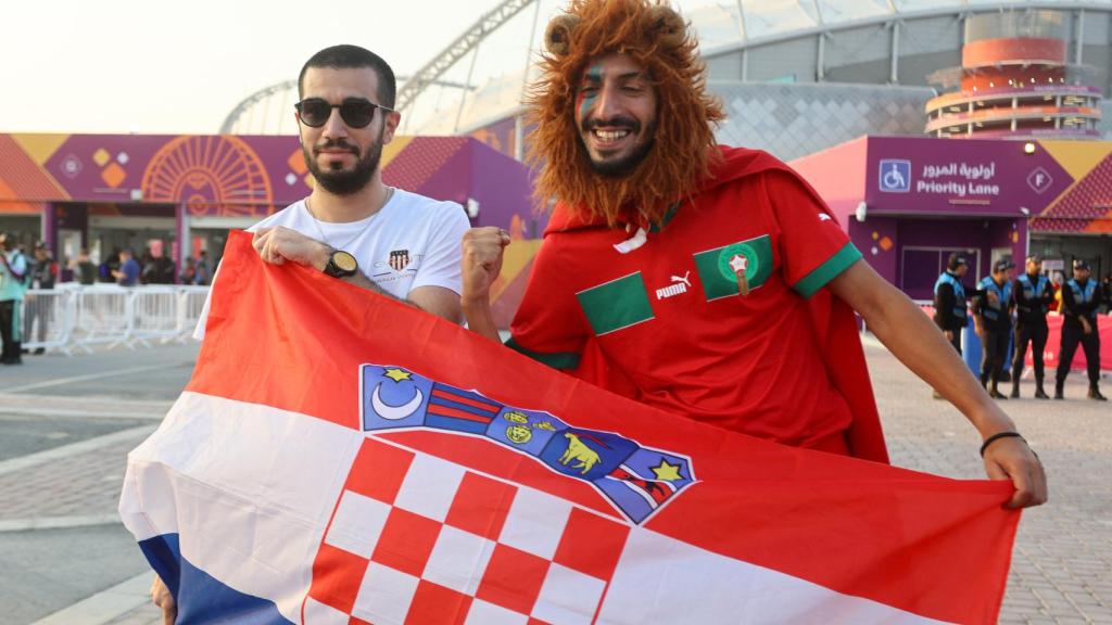 Aficionados de Croacia y de Marruecos antes de entrar al estadio para ver el partido del Mundial de Qatar 2022