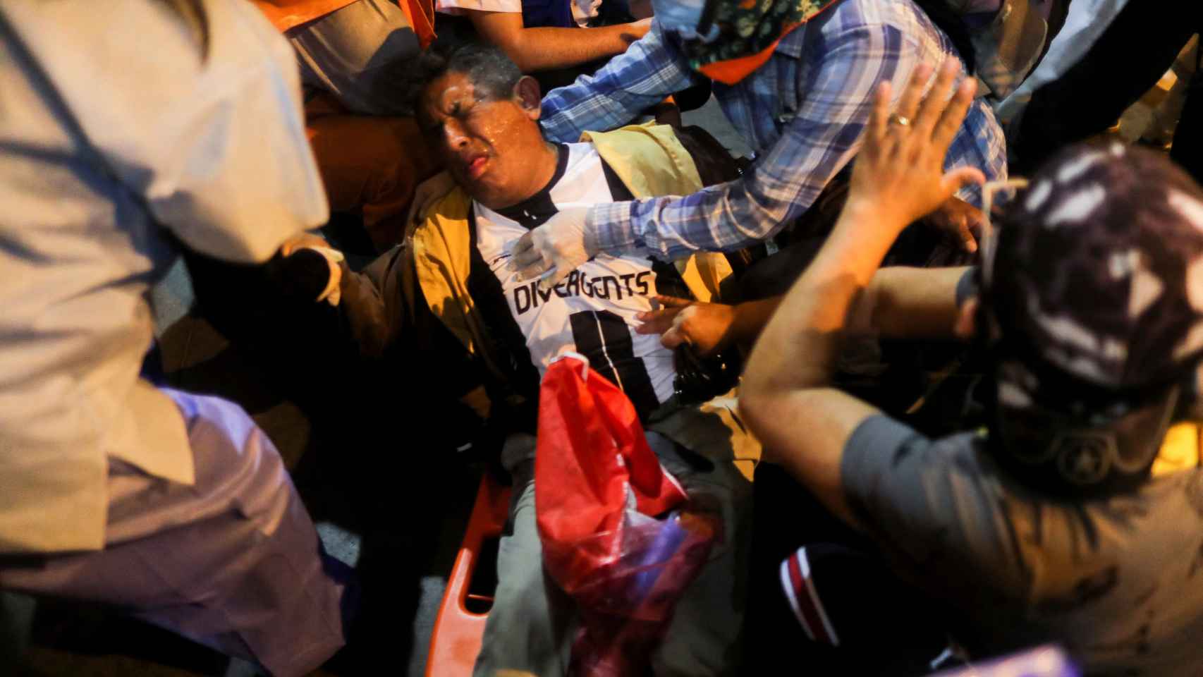 El personal de emergencia ayuda a un manifestante durante una protesta en Lima.