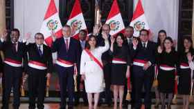 La presidenta de Perú, Dina Boluarte, y el gabinete que conformó tras la salida de Pedro Castillo.