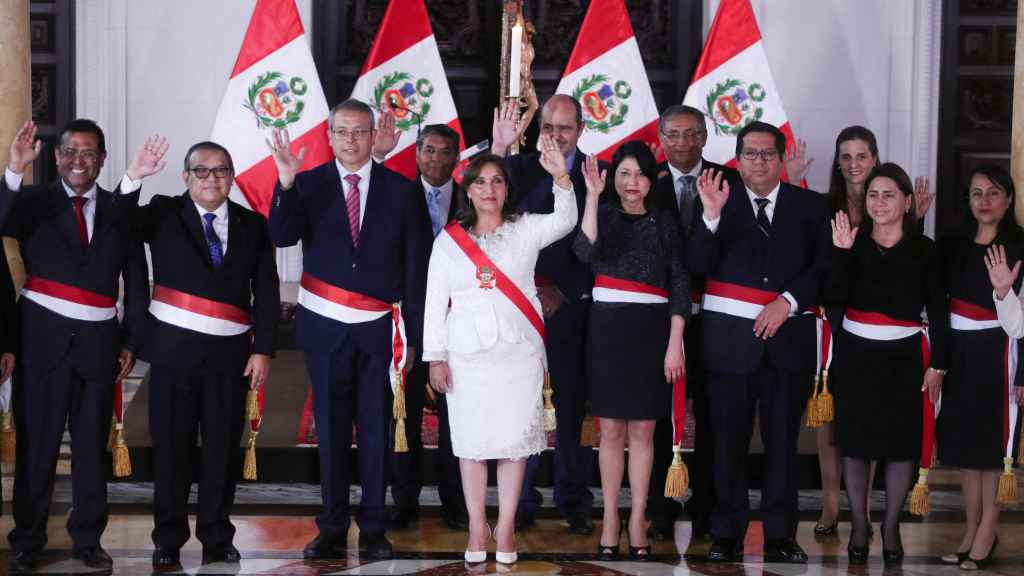 La presidenta de Perú, Dina Boluarte, y el gabinete que conformó tras la salida de Pedro Castillo.