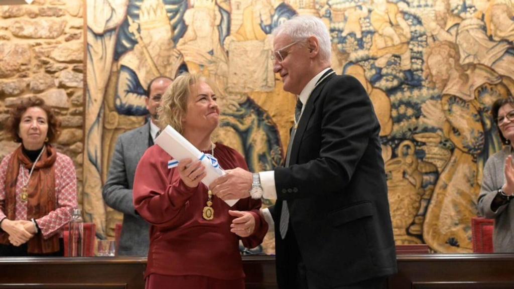 El presidente de la RAG, Víctor F. Freixanes, le entraga la medalla y el diploma de miembro de número a M.ª Dolores Sánchez Palomino