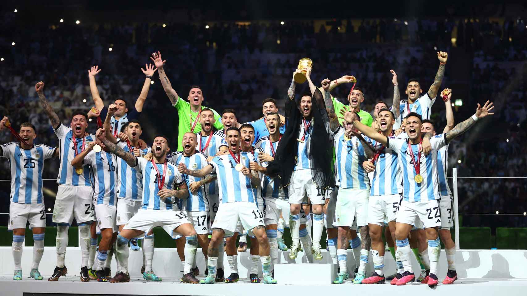 Messi levanta la Copa del Mundo junto a sus compañeros.