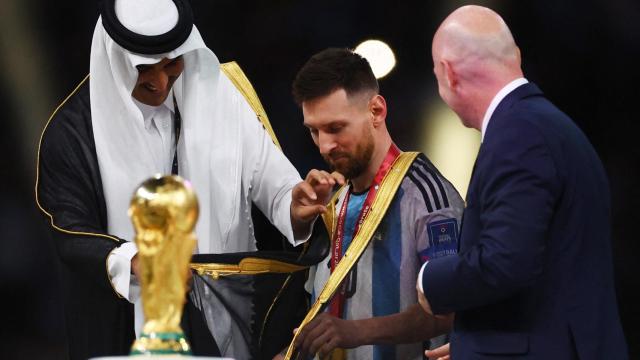 Messi, con la túnica negra.