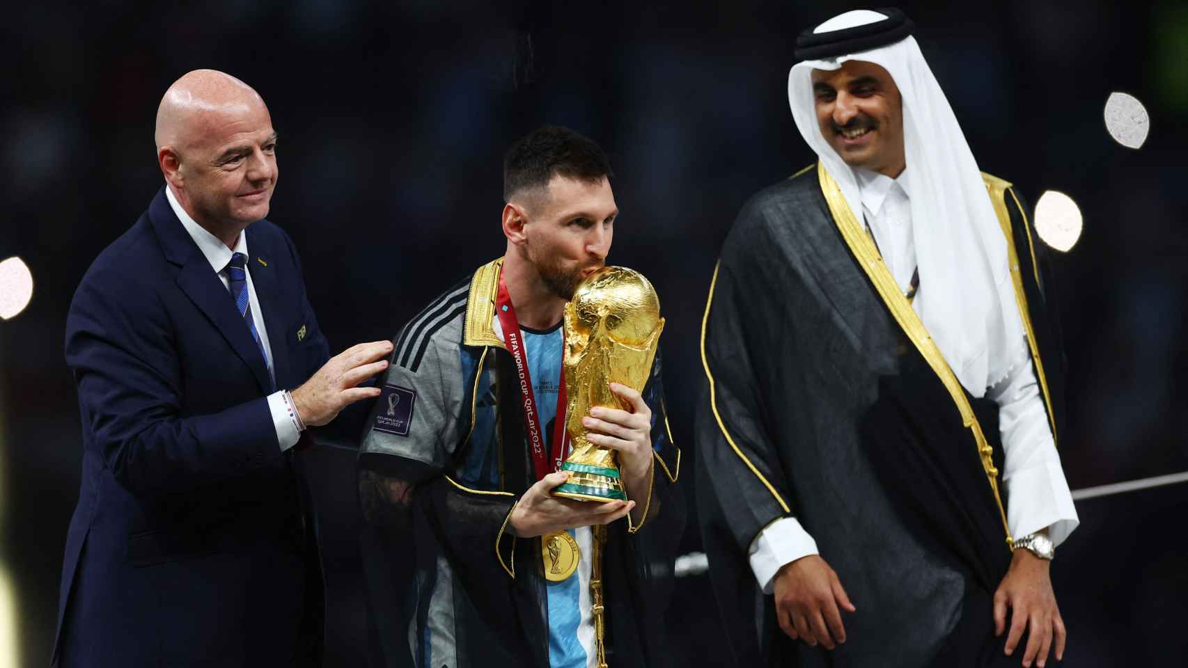 Messi besa la Copa del Mundo.