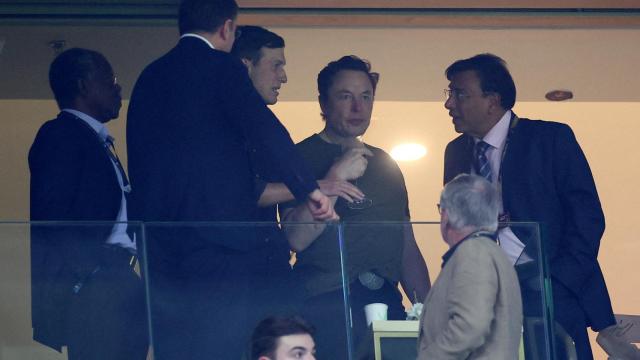 Elon Musk, junto con Jared Kushner (a su izquierda)
