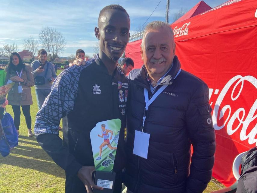 Rodrigue Kwizera junto al alcalde de Venta de Baños, José María López Acero