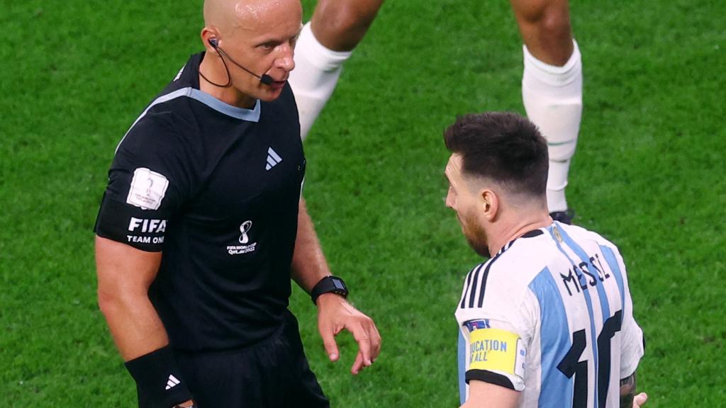 Szymon Marciniak, junto a Leo Messi durante el Mundial de Qatar